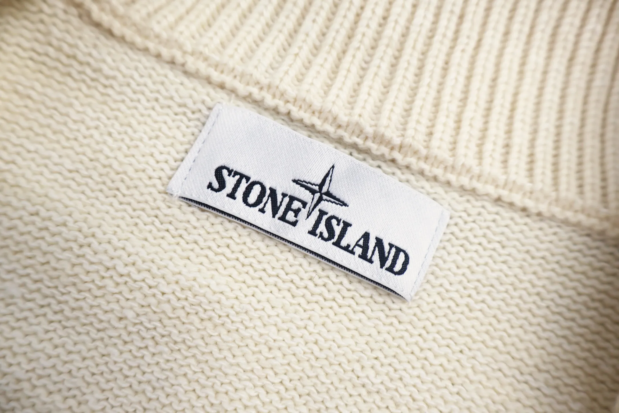 P680 Exclusive supply] Stone Island cardigan sweater (apricot color) The original version was purchased and developed by 3621. The fabric is woven with 100% sheep wool yarn. The overall comfort is more skin-friendly than the original version. The YB upper body is particularly tight. Based on the quality of the original wool yarn, we adjusted the overall feel and skin-friendly feel. They are both more comfortable and breathable than the ZP upper body. There is no difference between the stripes and the original version. And it can be achieved with full grade. Supports random detection of wool content. Guarantee that every item the customer gets is a high-quality one. Custom-made 100-yuan woolen access control hemming. After the factory hemming of the clothes and sweaters is completed, they still need to be sent to the woven factory for secondary processing. It is very laborious. Custom-made hardware buttons, Stone Island armbands, and zippers took 3 months to complete. The details are full. The overall wiring is straight and delicate, the fabric is comfortable and soft, and the color is consistent without color difference. It can be matched with the same style to create a fashionable look and control various occasions. Customized accessories, complete with three standards, the same style for men and women. Size:S-M-L